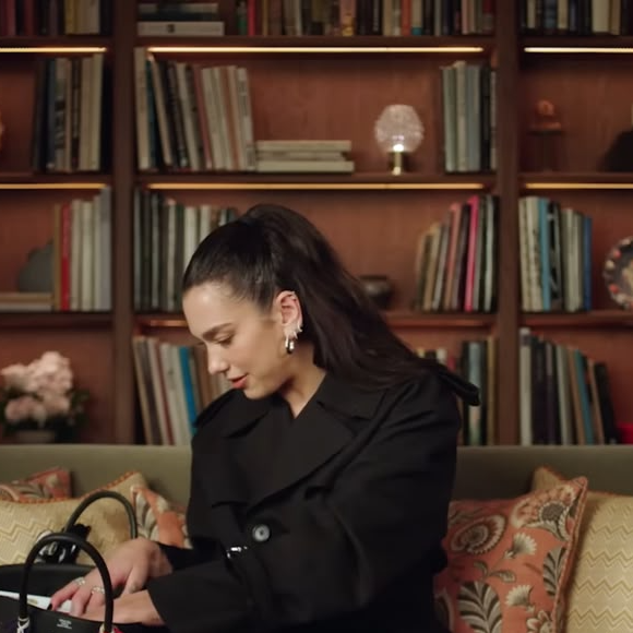 Entre os objetos revelados por Dua Lipa estão cartas de tarô, que a cantora usa para entretenimento e reflexão durante as viagens