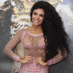 Cabelo solto de Evelyn Bastos, Rainha de Bateria da Mangueira, tem significado especial.