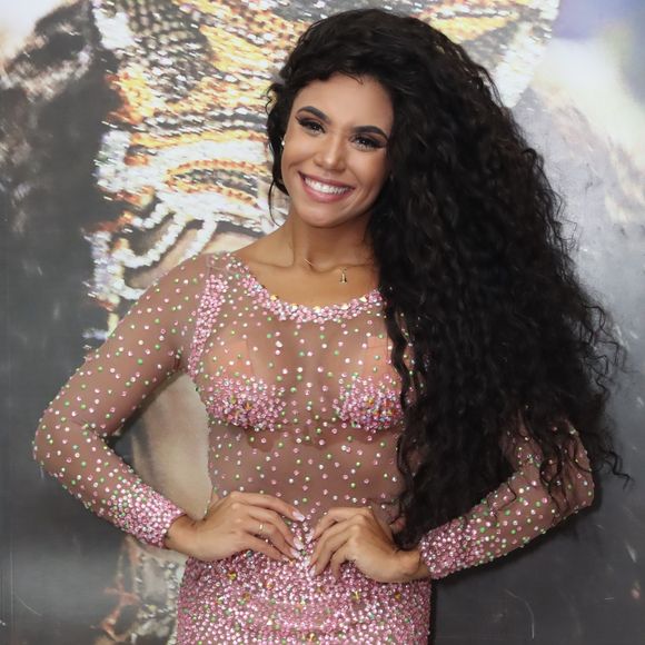 Cabelo solto de Evelyn Bastos, Rainha de Bateria da Mangueira, tem significado especial.