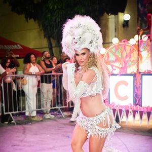 Lore Improta surge grávida do segundo filho no minidesfile na cidade do samba, no Rio de Janeiro