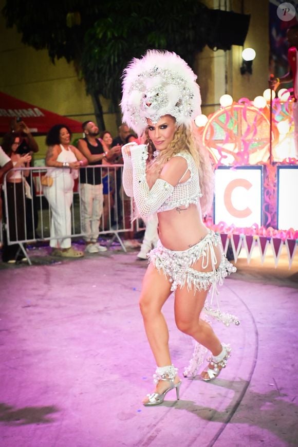 Lore Improta surge grávida do segundo filho no minidesfile na cidade do samba, no Rio de Janeiro