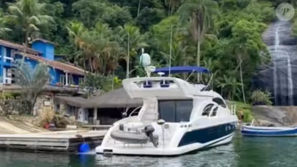 Segundo a Revista Fórum, a ilha localizada em Ilha Comprida, em Angra dos Reis, abriga uma mansão com 11 suítes, praia privativa, heliponto, quadra de tênis e cachoeira. A propriedade de alto padrão tornou-se centro de uma disputa envolvendo o jogador Richarlison, o senador Flávio Bolsonaro e o advogado Willer Tomaz