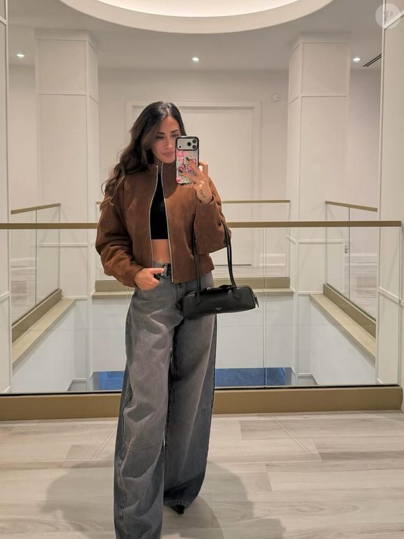 Quer uma ideia certeira para usar o Nike Air Force 1 no frio? Vale seguir a referência de Antonella Roccuzzo e apostar em um look com jeans e jaqueta marrom, combinação simples, elegante e perfeita para deixar o tênis neutro ainda mais sofisticado
