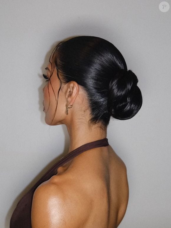 Se a roupa já é o grande destaque da produção, um coque elegante e bem alinhado equilibra o visual com sofisticação