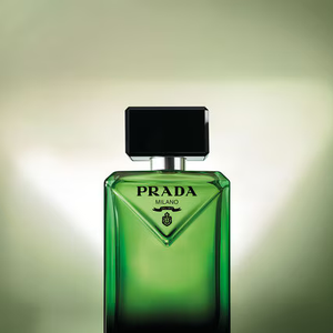 O Prada Paradigme chega ao mercado propondo uma nova visão sobre masculinidade sofisticada, liberdade e elegância contemporânea, segundo informações divulgadas pela marca