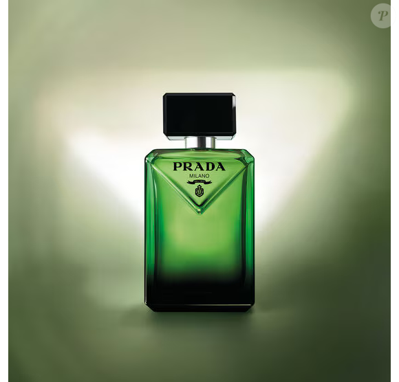 O Prada Paradigme chega ao mercado propondo uma nova visão sobre masculinidade sofisticada, liberdade e elegância contemporânea, segundo informações divulgadas pela marca