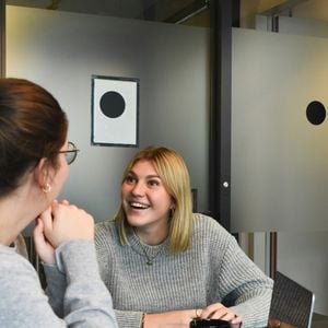 O que falar olhando no olho pode representar? Interesse, confiança, firmeza ou concentração - tudo depende da pessoa e do contexto!