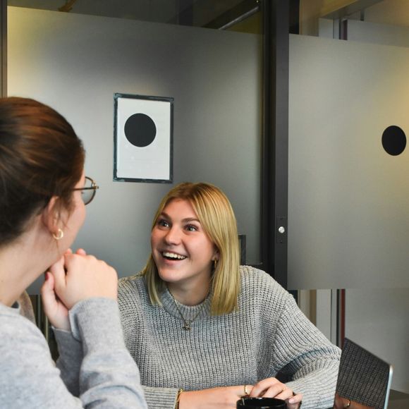 O que falar olhando no olho pode representar? Interesse, confiança, firmeza ou concentração - tudo depende da pessoa e do contexto!