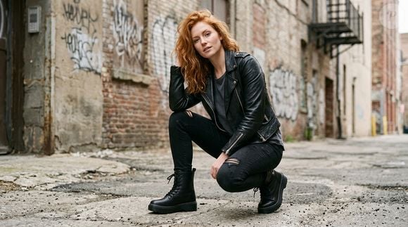 Inspirado em modelos icônicos como os da Dr. Martens, o coturno preto tem personalidade de sobra para transformar qualquer produção, além de ser uma alternativa interessante para quem procura praticidade na rotina