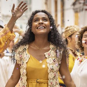 Após um destaque esplêndido como Maria Santa no remake de 'Renascer', Duda Santos ganhou o posto de atriz principal em 'Garota do Momento'.