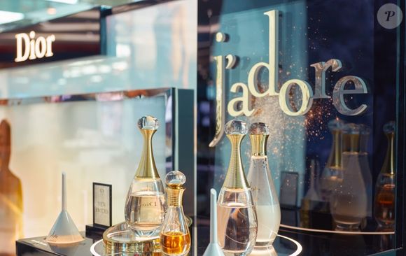 Perfume J'adore, de Dior, tem um valor consideravelmente elevado para algumas pessoas. Veja 3 opções para ficar com cheiro de rica pagando barato.