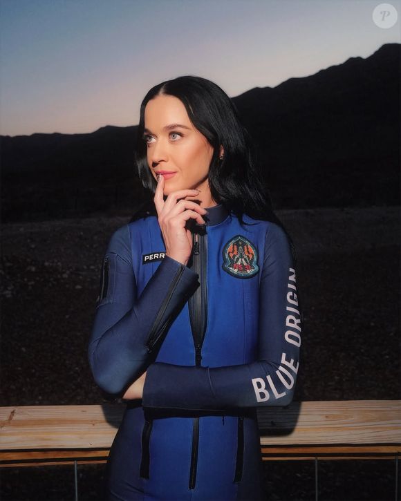 Katy Perry faz história como primeira cantora a viajar ao espaço em voo turístico da Blue Origin