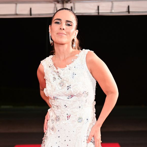 A cantora Wanessa Camargo escolheu um rabo de cavalo como penteado para acompanhar o vestido curto branco rendado
