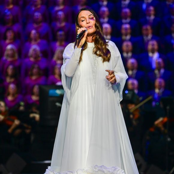 Ivete Sangalo manteve a apresentação, segundo ela, para ‘captar energias de fé e orações’ do público antes da cirurgia