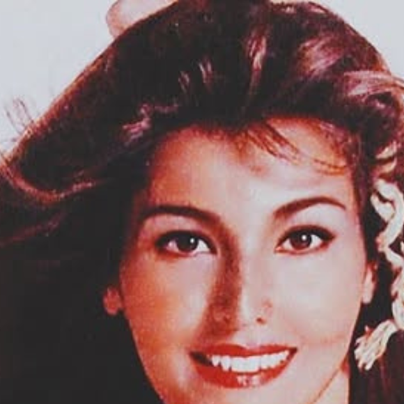 Respire fundo e veja como Roberta Close está hoje aos 60 anos; icônica modelo fez rara aparição com o marido no Brasil