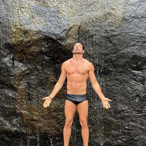 Volumão de Cauã Reymond rouba a cena em fotos e sempre rende comentários picantes