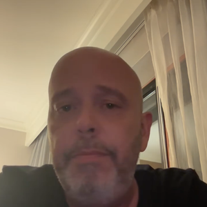 O jornalista Alex Escobar revelou que foi submetido a uma cirurgia para retirar um tumor de aparência benigna no timo. A expectativa médica é controlar os sintomas da miastenia