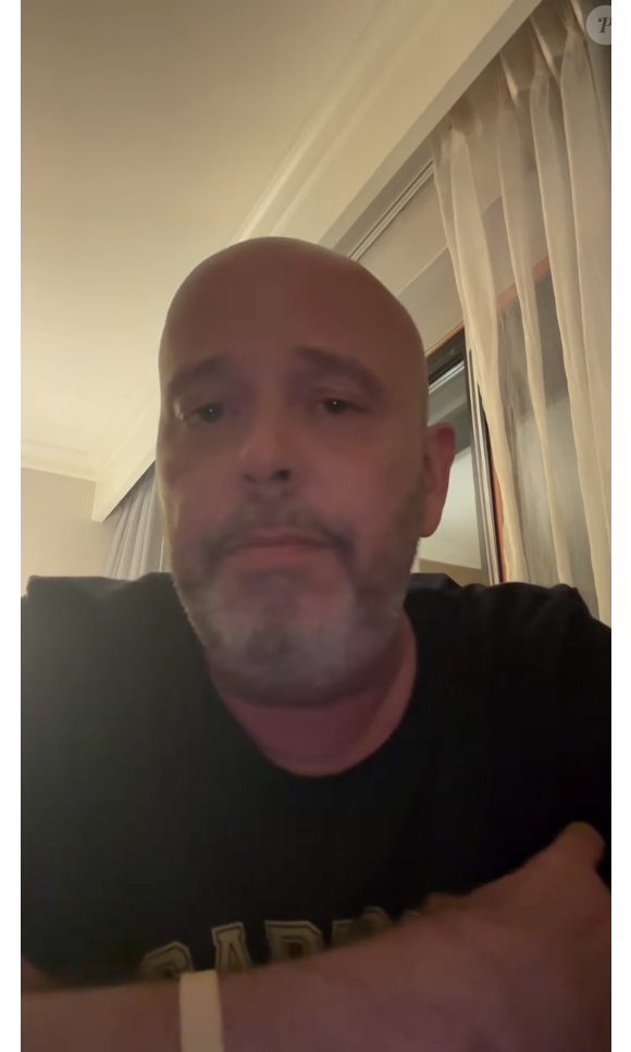 O jornalista Alex Escobar revelou que foi submetido a uma cirurgia para retirar um tumor de aparência benigna no timo. A expectativa médica é controlar os sintomas da miastenia