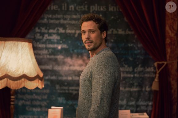 Ao chegar lá, ela se depara com Henri Cassell, o herdeiro da vinícola e justamente o homem que ela deveria comprar o negócio da família