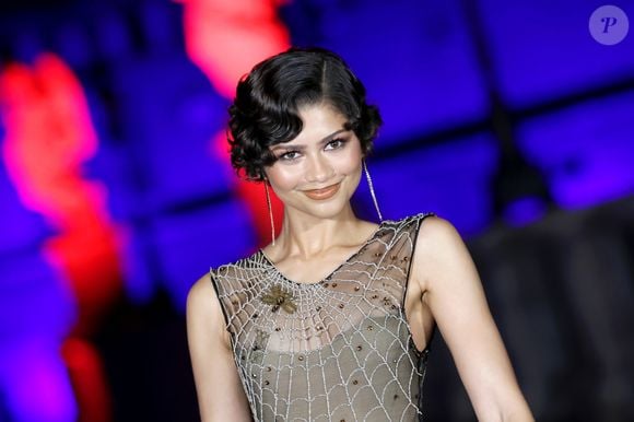 O vestido de Zendaya transformou a teia do Homem-Aranha em alta-costura. Assinado pela Giorgio Armani, o look apostou em transparência, cristais e aplicações douradas