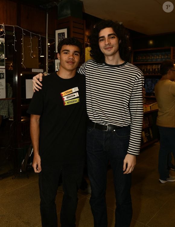 Filhos de Maria Ribeiro, Bento e João Betti prestigiaram a mãe em lançamento de livro