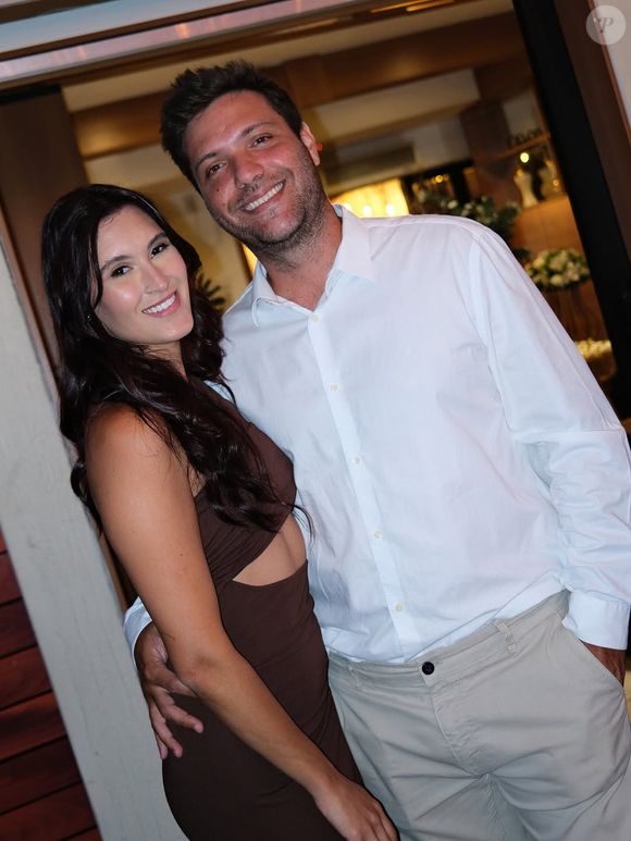 Modelo assimétrico de um ombro só valoriza o colo e traz ar contemporâneo ao visual da influenciadora