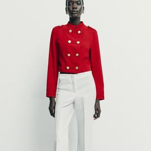 A jaqueta vermelha com alamares da Zara trouxe de volta a estética das eternas Paquitas em uma versão moderna e fashionista. O modelo custa R$ 499,00