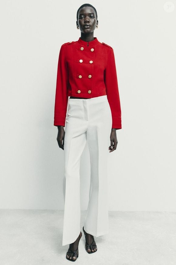 A jaqueta vermelha com alamares da Zara trouxe de volta a estética das eternas Paquitas em uma versão moderna e fashionista. O modelo custa R$ 499,00