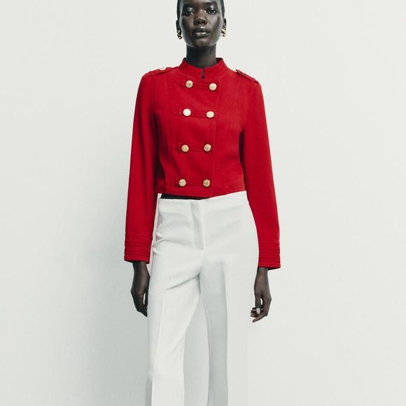 A jaqueta vermelha com alamares da Zara trouxe de volta a estética das eternas Paquitas em uma versão moderna e fashionista. O modelo custa R$ 499,00
