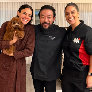 Bruna Marquezine ao lado dos chefs de cozinha