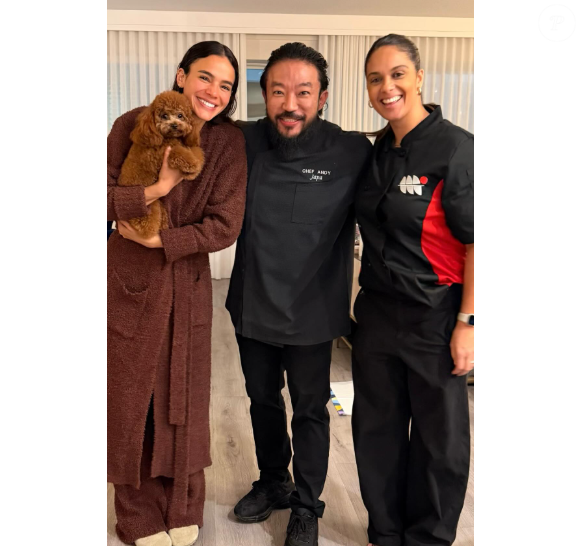 Bruna Marquezine ao lado dos chefs de cozinha