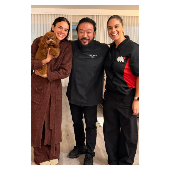 Bruna Marquezine ao lado dos chefs de cozinha