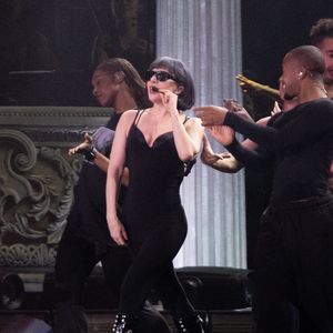 Lady Gaga, que estava sendo criticada por estar mais 'reclusa', levou uma 'surra' de elogios na web: 'Diva'