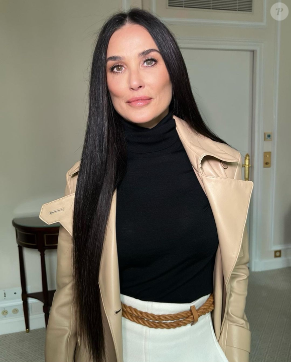 Cabelo longo de Demi Moore, aos 62 anos, virou uma marca registrada da atriz