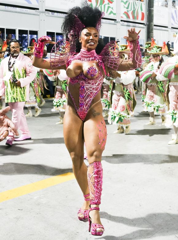 Rainha de bateria da Mangueira, Evelyn Bastos usava fantasia que representava joia no Carnaval do Rio de Janeiro
