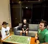 Em mansão, Whindersson Nunes construiu uma sala de convivência, que usa como escritório, sala de estar, estúdio de gravação e até salão de jogos