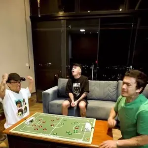 Em mansão, Whindersson Nunes construiu uma sala de convivência, que usa como escritório, sala de estar, estúdio de gravação e até salão de jogos