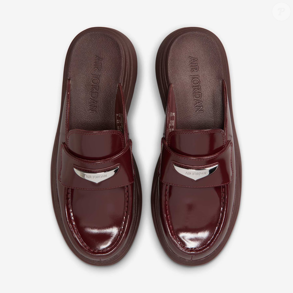 Entre elogios e estranhamento, o Air Jordan Mule Burgundy Crush prova que os calçados “ame ou odeie” seguem dominando a moda e conquistando espaço entre os lançamentos mais comentados de 2026