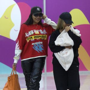 Ludmilla e Brunna Gonçalves desembarcaram no Brasil com Zuri na última sexta-feira (30)