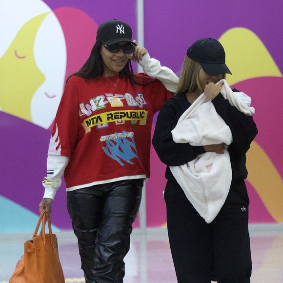 Ludmilla e Brunna Gonçalves desembarcaram no Brasil com Zuri na última sexta-feira (30)