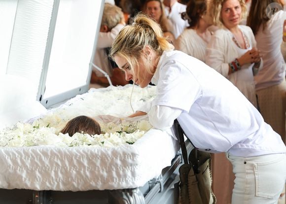 Em resposta a perguntas enviadas por seguidores nesta segunda-feira (4), a atriz compartilhou como tem lidado com a perda, relatando experiências pessoais e reflexões profundas.