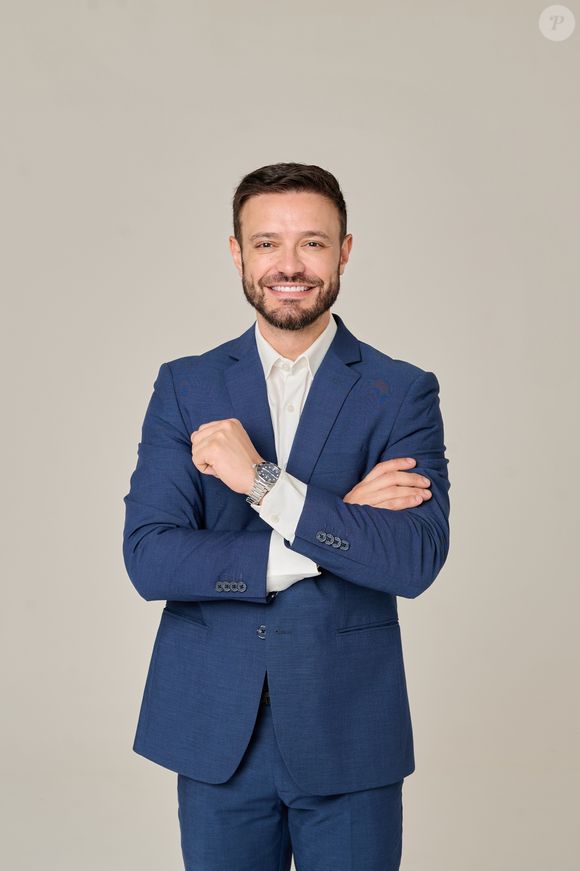 De acordo com o especialista, o lifting endoscópico é feito por meio de pequenos cortes no couro cabeludo, por onde se utiliza uma câmera e instrumentais para elevar e fixar a pele das sobrancelhas, testa e bochechas