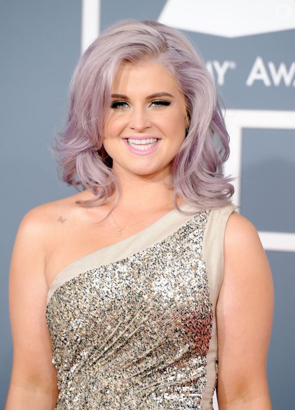 Durante o 54º GRAMMY Awards, em 2012, Kelly Osbourne surgiu de cabelo lilás e vestido de ombro único
