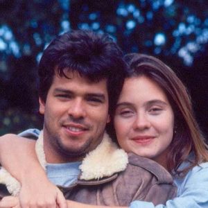 Adriana Esteves em 1992: a artista ganhou sua primeira protagonista com a personagem Marina Batista em Pedra sobre Pedra. Filha de Pilar Batista (Renata Sorrah), sua personagem vivia um amor proibido, ao melhor estilo Romeu e Julieta, com Leonardo Pontes (Maurício Mattar), filho do maior adversário de sua mãe