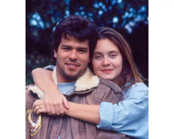 Adriana Esteves em 1992: a artista ganhou sua primeira protagonista com a personagem Marina Batista em Pedra sobre Pedra. Filha de Pilar Batista (Renata Sorrah), sua personagem vivia um amor proibido, ao melhor estilo Romeu e Julieta, com Leonardo Pontes (Maurício Mattar), filho do maior adversário de sua mãe
