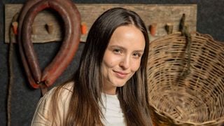 Haja, lenço! Larissa Manoela entra em 'Êta Mundo Melhor!' com mais dramas do que muitas mocinhas de novelas mexicanas; veja a foto