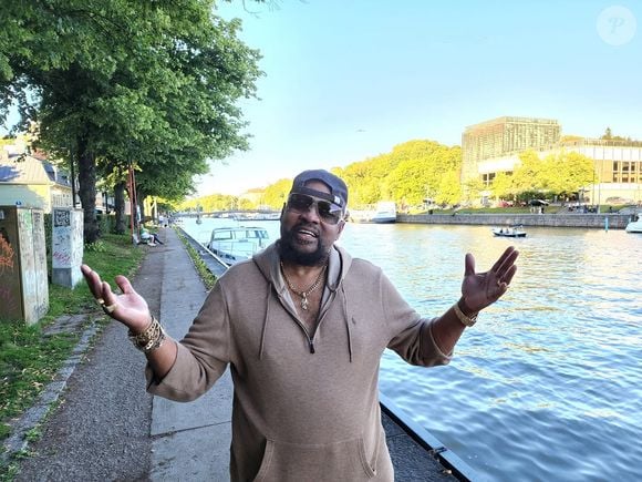 Victor Willis deixou o Village People pela primeira vez em 1980, e teve várias idas e vindas com a banda desde então. Em 2017, ele retomou o posto de vocalista