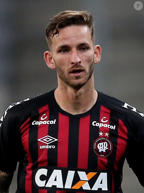 Léo Pereira mantinha um visual que fazia muito sucesso entre os homens da época, com topetão e cabelo curto dos lados