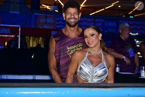 Rainha de Bateria do Salgueiro há 18 Carnavais, Viviane Araújo prestigia os desfiles do Grupo Especial ao lado do marido e fala sobre família