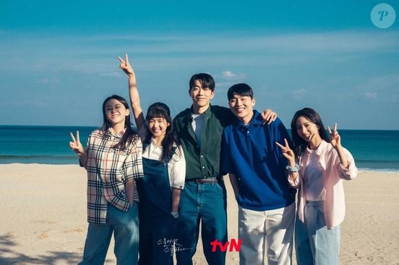 'Vinte e Cinco, Vinte e Um' apresenta um grupo de 5 amigos vivendo a juventude na crise que assolou a Coreia do Sul nos anos 90